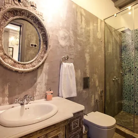 Villa Shore Boutique *